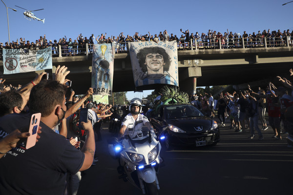 ▲阿根廷總統府外的馬拉度納告別式，擠滿追悼人潮，送民族英雄最後一程。（圖／達志影像／美聯社）