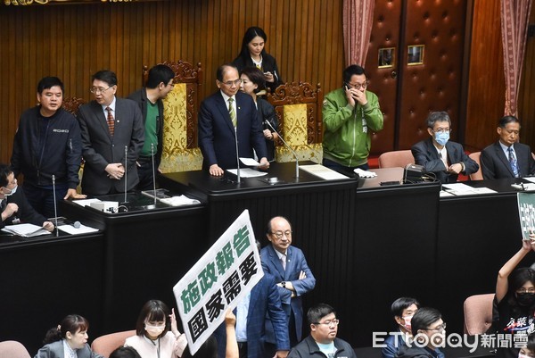 ▲▼因萊豬進口問題朝野爆發重大爭議,國民黨數次杯葛總質詢,國民黨立委與民進黨立委各自佔據主席台,在議場內對峙,立法院長游錫堃。（圖／記者李毓康攝）