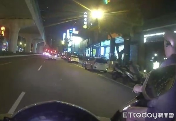 ▲▼男子晚上騎車，機車大燈損壞不亮遭警方開罰扣留車牌。（圖／記者李忠憲翻攝）