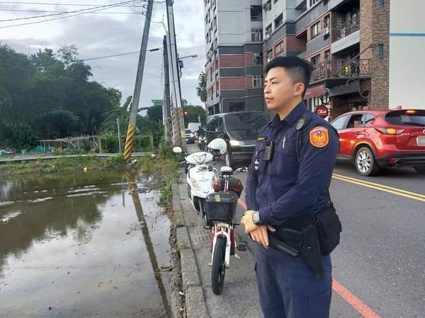 ▲▼羅東暖警莊育霖守護1小時，勸回全身泥濘孤坐水田中失意林姓男子（紅圈處）。（圖／擷取自《宜蘭知識＋》，下同）