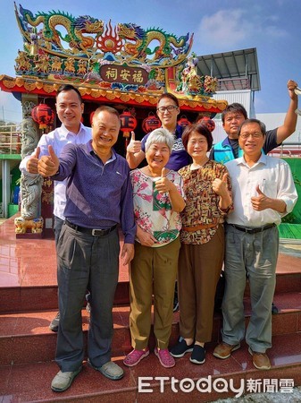 ▲東港安泰醫院榮譽院長蘇清泉（左）到里港鄉豐誠冷凍食品有限公司關心產業發展，與負責人陳石定及其妻蔣金花相見歡            。（圖／記者陳崑福翻攝，以下同）