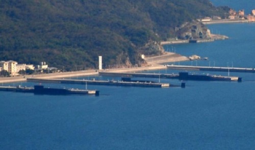 這是網友春節期間在亞龍灣附近拍攝到的中國戰略核潛艇的照片。從照片中看似乎是3艘094核潛艇同時在港內修整。(圖／網路)