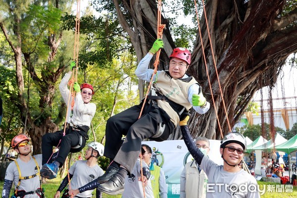 ▲「2020台灣樹木保護嘉年華」活動，在台南運動公園舉行開幕儀式，市長黃偉哲等人一起體驗攀樹。（圖／記者林悅翻攝，下同）