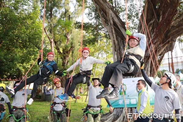 ▲「2020台灣樹木保護嘉年華」活動，在台南運動公園舉行開幕儀式，市長黃偉哲等人一起體驗攀樹。（圖／記者林悅翻攝，下同）