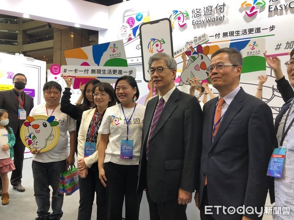 ▲▼黃天牧參觀金融博覽會。（圖／記者吳靜君攝）