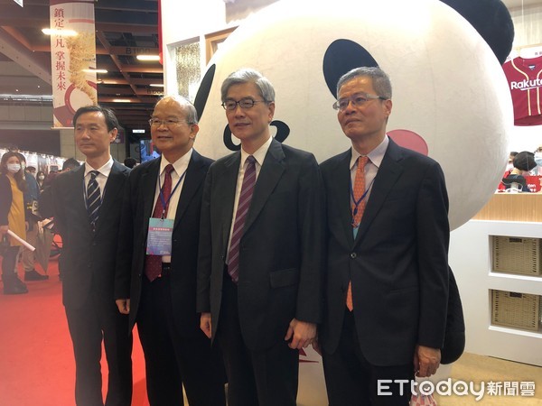 ▲▼黃天牧參觀金融博覽會。（圖／記者吳靜君攝）