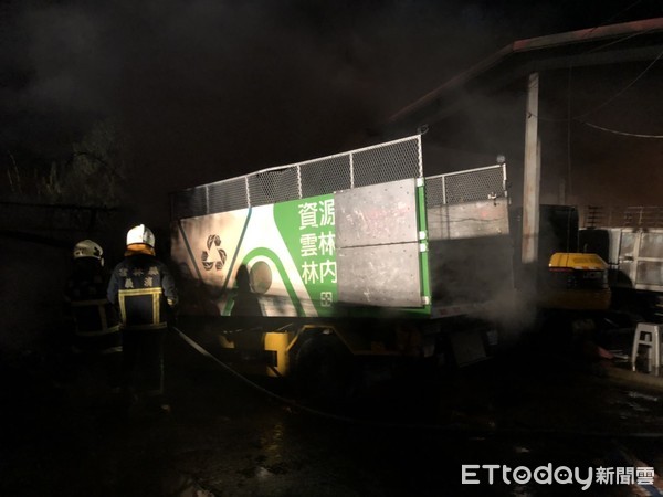 ▲今日晚間約8點29分林內鄉清潔隊內垃圾車停置場，四輛垃圾車起火燃燒。（圖／民眾提供）