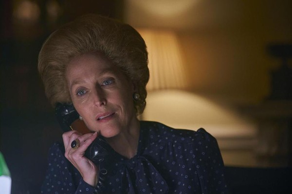 吉蓮安德森飾演的柴契爾夫人，在說話的神情、表情、語調上，都完美複製了本尊，成為《王冠》第4季的超級彩蛋。（Netflix提供）