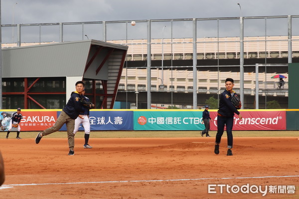 ▲中信盃黑豹旗，吳東融、江坤宇開球。（圖／記者楊舒帆攝）