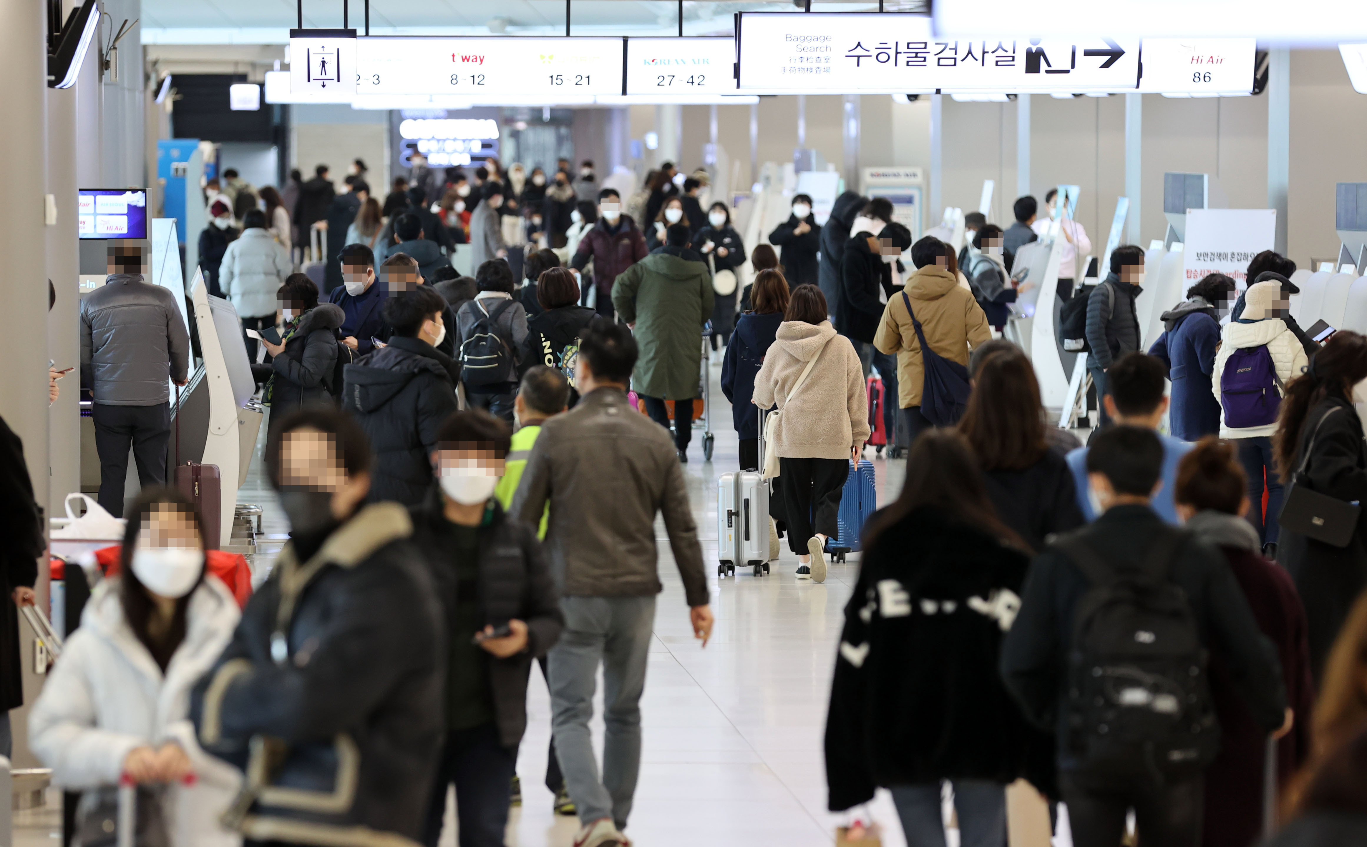 ▲▼大批人群聚集在金浦國際機場（圖／達志影像）