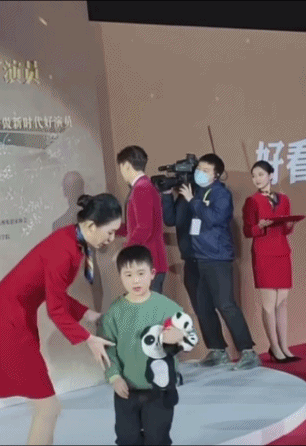 ▲李易峰出席「中國電視好演員獎」，在攝影機鏡頭上簽名。（圖／翻攝自微博）