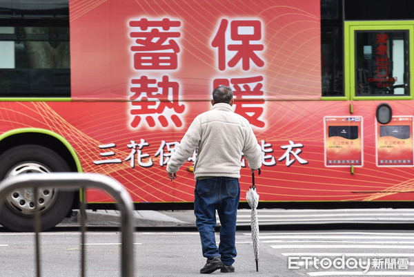 ▲▼冬季,冬天,天氣,低溫,寒流,行人,路人,大陸冷氣團,保暖,禦寒,行人穿越道,過馬路,斑馬線,天氣配圖。（圖／記者李毓康攝）