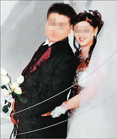 原本在酒店上班的林女（右）奉子成婚，嫁給劉姓前羽球國手（左）。（翻攝畫面）