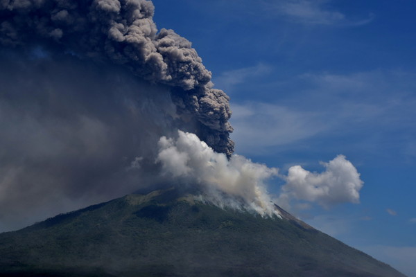 ▲▼印尼伊里萊沃托洛科火山（Mount Ili Lewotolok），火山灰直衝4公里高的天空。（圖／路透）