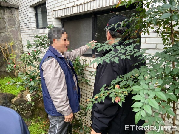 ▲▼62歲別墅大盜潘培林到犯案現場模擬侵入過程             。（圖／記者陳以昇翻攝）