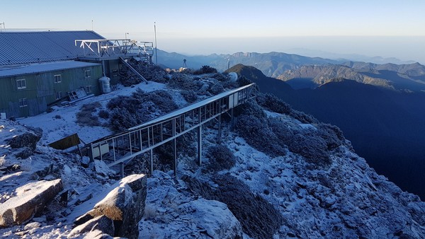 ▲▼玉山下雪,玉山降雪,玉山雪景,下雪,雪景,高山下雪,高山雪景。（圖／氣象局提供）