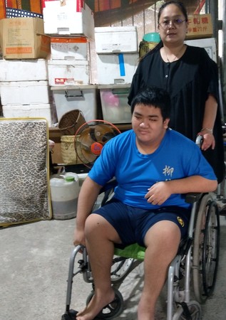 ▲▼屏東家扶中心表揚5戶年度「自強家庭」。（圖／屏東家扶中心提供）