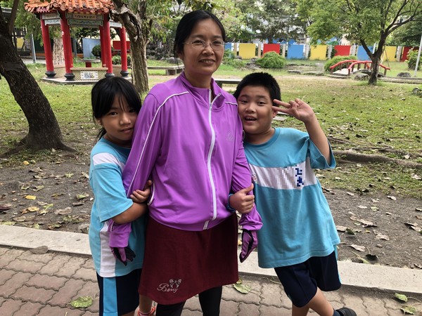 ▲▼屏東家扶中心表揚5戶年度「自強家庭」。（圖／屏東家扶中心提供）