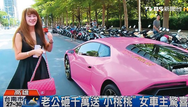 李佳霈曾擁有全台唯一的桃紅色藍寶堅尼超跑，還高調接受媒體採訪。（翻攝自TVBS）