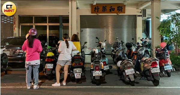 住在瑞北夜市附近的居民就算門前沒有被擺攤，也可能會遭來逛夜市的車輛塞爆。（圖／宋岱融攝）