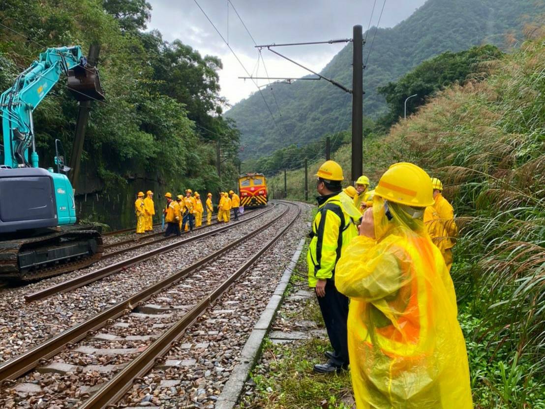 ▲▼大雨沖刷使台鐵軌道邊坡滑動。（圖／台鐵）