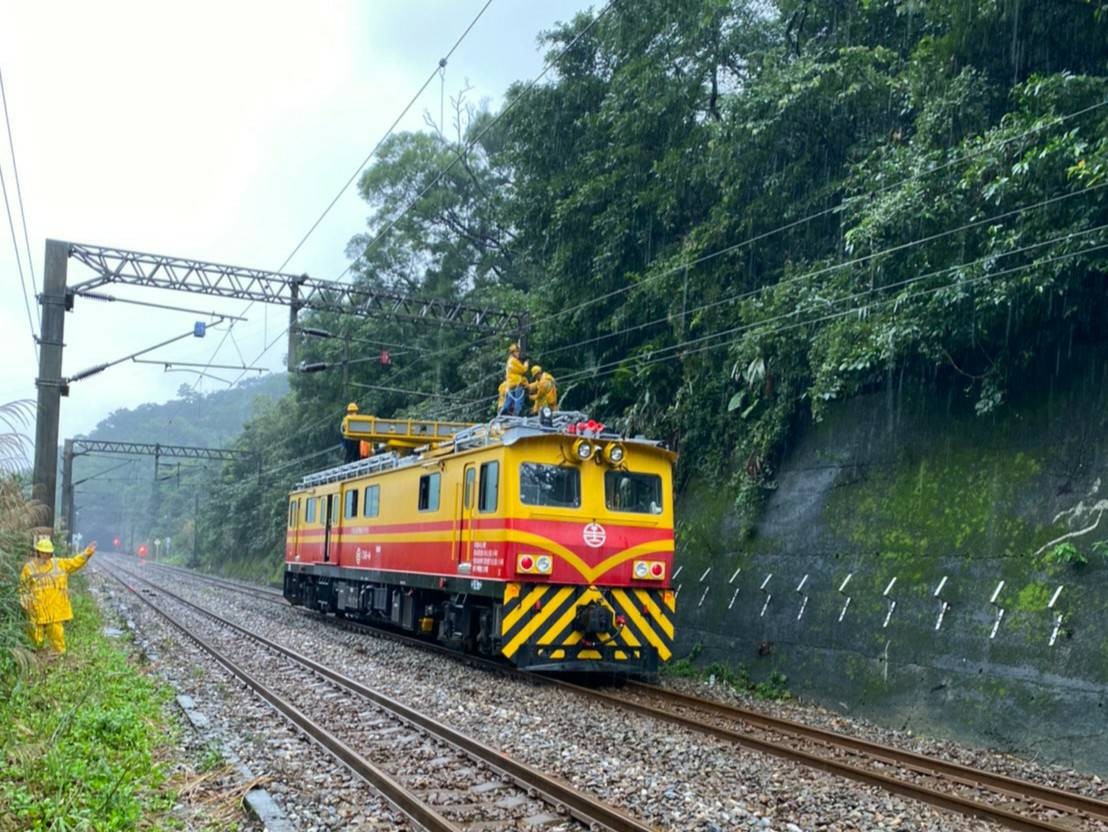 ▲▼大雨沖刷使台鐵軌道邊坡滑動。（圖／台鐵）