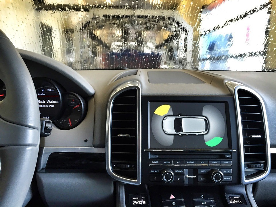 ▲▼SUV,休旅車,開車,車用螢幕,倒車雷達,車主,方向盤,儀錶板。（圖／Pixabay）