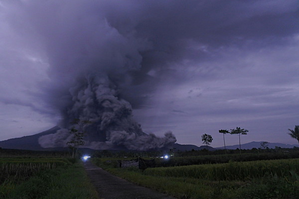 ▲▼印尼塞莫火山（Mount Semeru）噴出火山灰。（圖／路透）