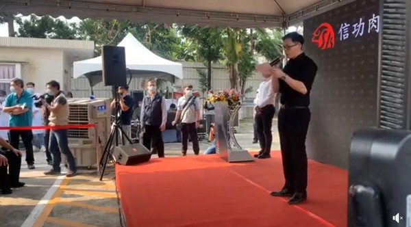 藍營公布信功未挺萊豬影片，打臉蘇貞昌。（圖／翻攝自Facebook／黃子哲政治職人）