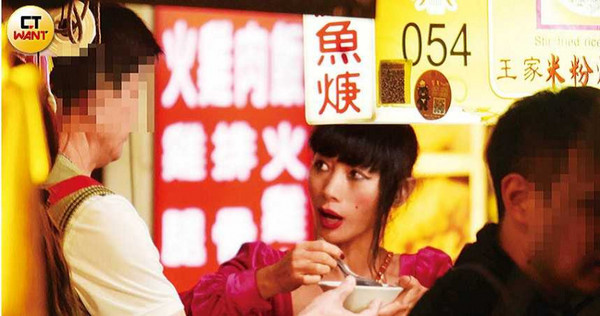 白靈在夜市裡嘗試許多台灣小吃，並為粉絲簽名及合照。（圖／本刊攝影組）