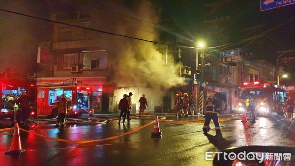 ▲瑞芳早餐店凌晨大火！火勢延燒3樓　警消急奔3hr撲滅無人傷亡。（圖／記者郭世賢翻攝）