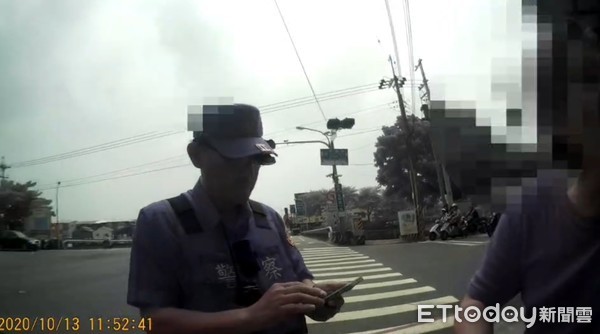 ▲台南1名蔡姓男子指控台南市警三分局安順派出所巡佐李明杰，對同車的90歲老父開出未繫安全帶罰單，因他不服嗆警取締「拗蠻」，竟被李員持辣椒水噴眼，強行上銬逮捕送辦。（圖／記者林悅翻攝，下同）