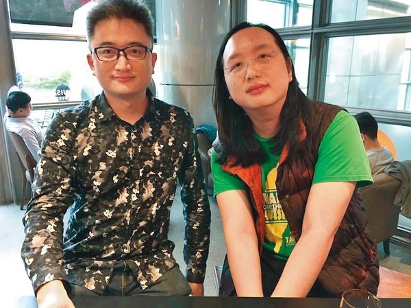 2017年杜奕瑾（左）回台灣創辦AI Labs，數位政委唐鳳（右）大表支持。（翻攝杜奕瑾臉書）