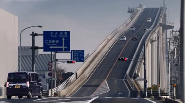 日本汽車廣告中的江島大橋。(圖／翻拍自Youtube)