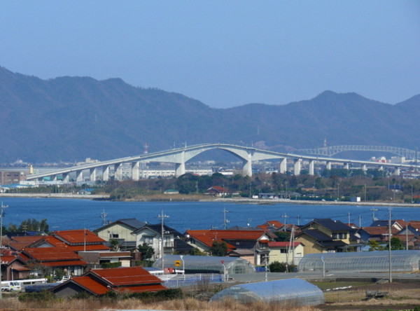 從側面看江島大橋。（圖／翻拍自colocal.jp）