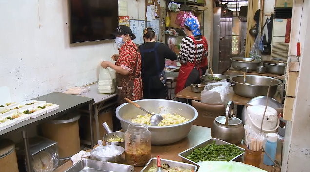 買便當總賒帳！他還錢「付500硬拗千元鈔」　店家看監視器氣炸。（圖／東森新聞）