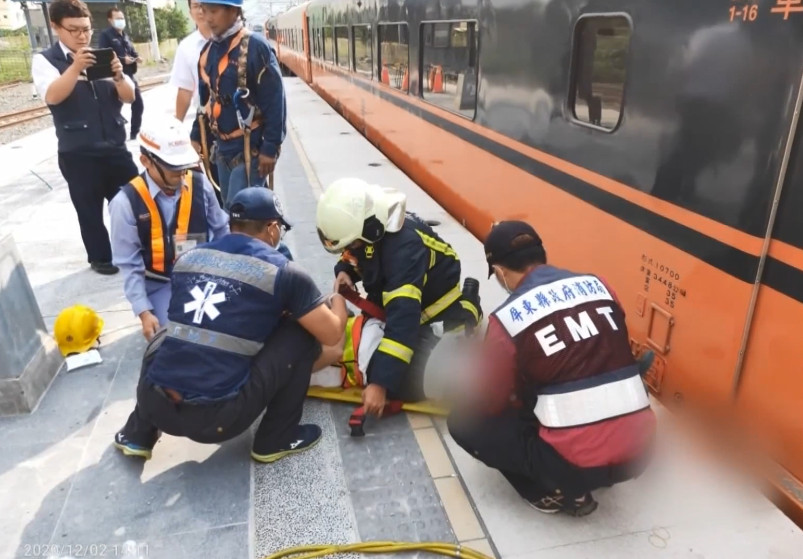 ▲▼台鐵人員調車時不慎，右腿「卡車廂月台縫隙」送醫治療中。（圖／翻攝東森新聞）