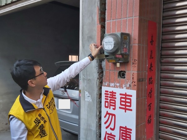 ▲建商疑似開挖地下室造成住戶鄰損。（圖／彰化縣議員吳韋達提供）