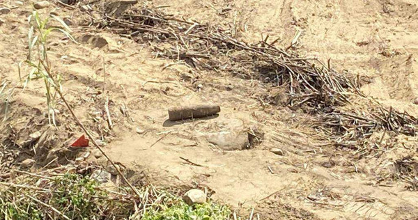 苗栗西湖鄉某農田今整地時發現未爆彈，現由軍方回收保管。（圖／翻攝畫面）