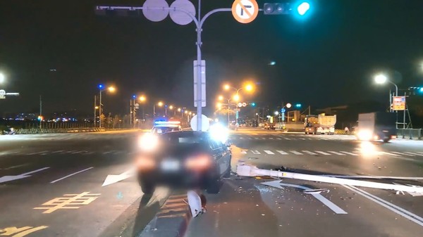 ▲▼台中BMW撞路燈。（圖／東森新聞）