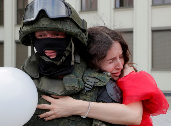 ▲▼一名女子擁抱白俄羅斯內政部隊的士兵。（圖／路透）