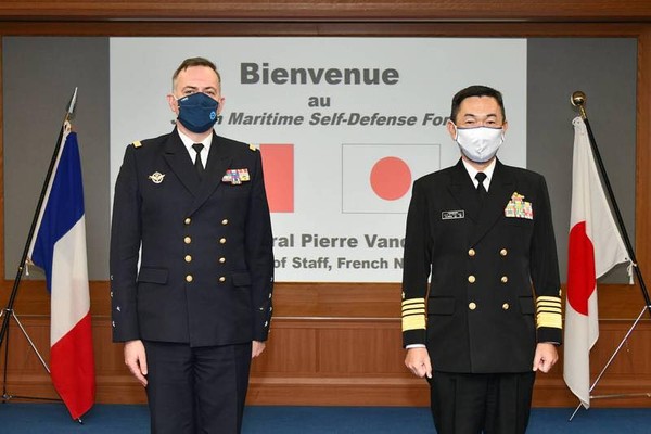 ▲▼法國海軍上將參謀長范迪爾（Pierre Vandier）與日本海上自衛隊幕僚長山村浩海會面。（圖／王定宇臉書）