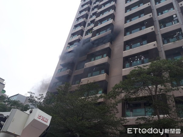 ▲台南市北區北成路上一棟集合住宅大樓6樓發生火警，冒出陣陣濃煙。（圖／記者林悅翻攝，下同）