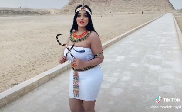 ▲埃及網紅希米（Salma al-Shimi）在左塞爾金字塔（Pyramid of Djoser）前拍照。（圖／翻攝自抖音／salmaelshimy0）