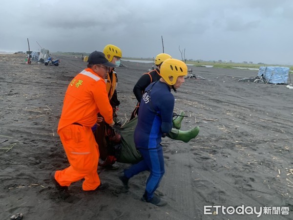 ▲▼3日下午在蘭陽溪出海口遭浪沖走的一名捕鰻苗民眾，被發現時已無生命徵象。。（圖／記者游芳男翻攝，下同）