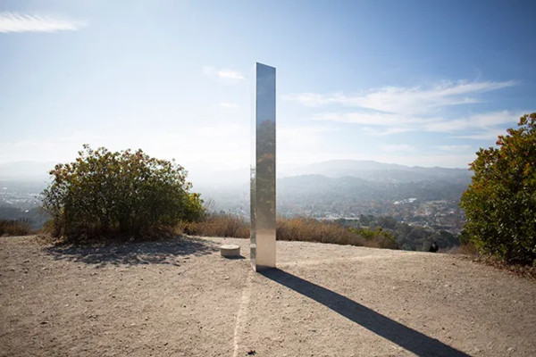 ▲▼加州阿塔斯卡德羅（Atascadero）出現神秘金屬巨碑。（圖／翻攝自推特／@disclosetv）