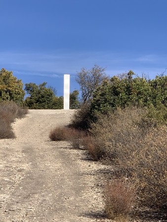 ▲▼加州阿塔斯卡德羅（Atascadero）出現神秘金屬巨碑。（圖／翻攝自推特／@ConnorCAllen）