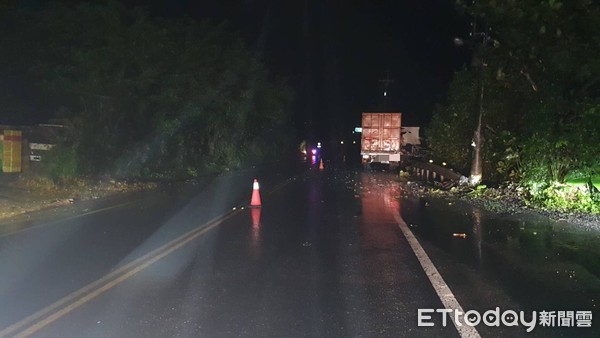 ▲▼一輛北上聯結車雨天過彎煞不住，在台2線濱海公路頭城段撞電桿車頭衝出護欄。（圖／記者游芳男翻攝，下同）