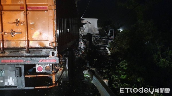 ▲▼一輛北上聯結車雨天過彎煞不住，在台2線濱海公路頭城段撞電桿車頭衝出護欄。（圖／記者游芳男翻攝，下同）