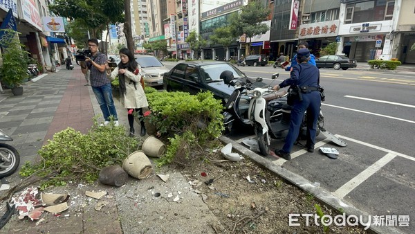 ▲▼ 高雄一輛小轎車衝進騎樓            。（圖／記者吳世龍攝）